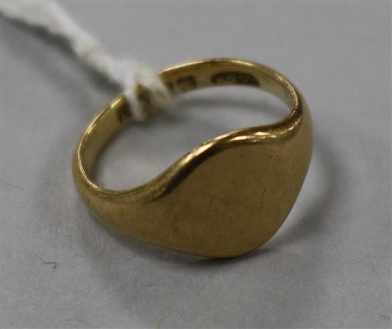 An 18ct gold signet ring, size D.